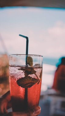 Lokanta masasında servis edilen buzlu bir bardak taze limon suyu kıyı şeridindeki susuzluğu gidermek için tazelik katıyor.