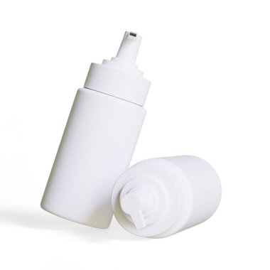 Gerçekçi kozmetik ambalaj şişesi beyaz arkaplan, üç boyutlu resimleme 