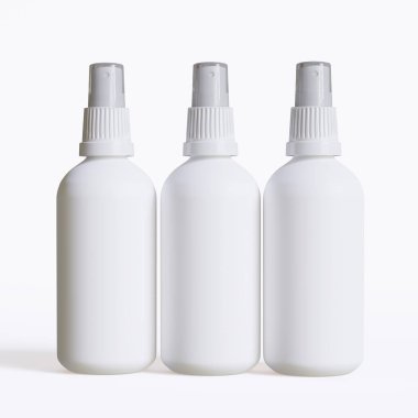 Beyaz arka planda izole edilmiş antiseptik sprey şişesi 3 boyutlu illüstrasyon