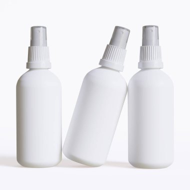 Beyaz arka planda izole edilmiş antiseptik sprey şişesi 3 boyutlu illüstrasyon