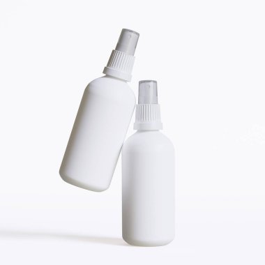 Beyaz arka planda izole edilmiş antiseptik sprey şişesi 3 boyutlu illüstrasyon