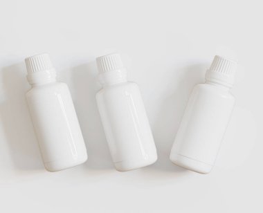  Beyaz arka planda Beyaz Boş İlaç Şişesi veya Güzellik Ürünleri, Kopya Uzayı. Boşluk. Minimalizm. 3d oluşturma