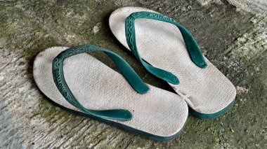 Alçı arka planda hippi konsepti, Endonezya Surabaya sendalları.