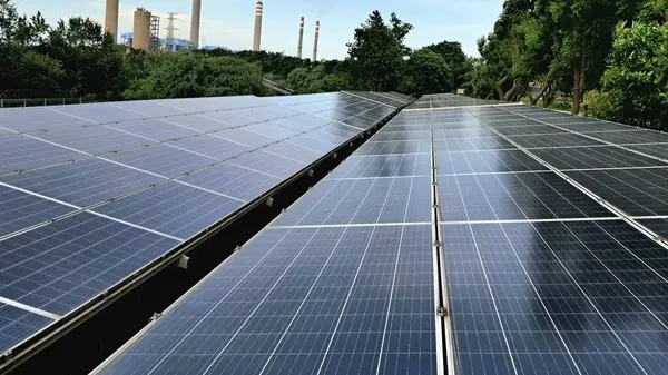 Öğleden sonra Endonezya 'ya doğru güneş panellerinin gösterimi