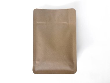 Model koleksiyonu için beyaz arkaplan üzerinde kese ambalajı kahverengi