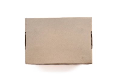Gerçekçi boş karton kutu kahverengi renk ve beyaz arkaplanda yüksek kaliteli izolasyon