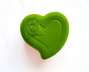 Beyaz arka planda bir hediye aşkı