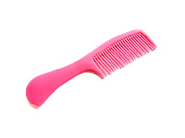 Pembe saç tarağı beyaz arkaplanda izole edildi