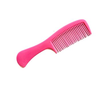 Pembe saç tarağı beyaz arkaplanda izole edildi