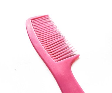 Pembe saç tarağı beyaz arkaplanda izole edildi