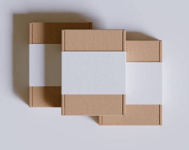 Gri arkaplanda beyaz etiketli kahverengi karton kutular