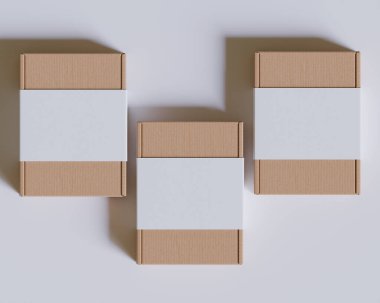 Gri arkaplanda beyaz etiketli kahverengi karton kutular