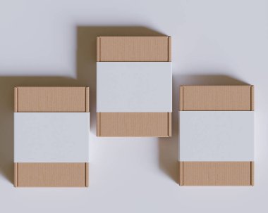 Gri arkaplanda beyaz etiketli kahverengi karton kutular