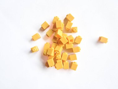 Beyaz arka planda tuğla blok oyuncakları seti