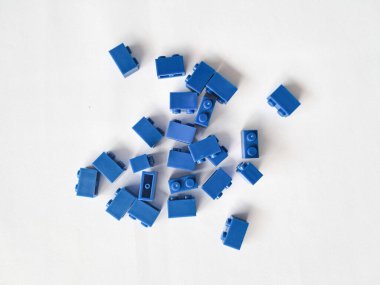 Beyaz arka planda tuğla blok oyuncakları seti