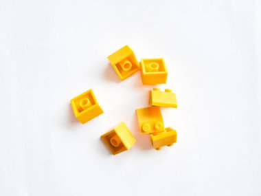 Beyaz arka planda tuğla blok oyuncakları seti