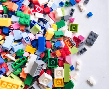 Beyaz arka planda tuğla blok oyuncakları seti