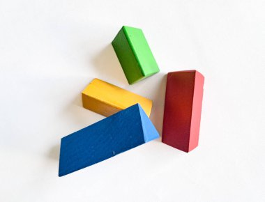 Beyaz arka planda tuğla blok oyuncakları seti