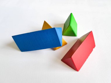 Beyaz arka planda tuğla blok oyuncakları seti