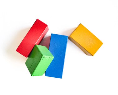 Beyaz arka planda tuğla blok oyuncakları seti