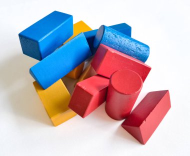 Beyaz arka planda tuğla blok oyuncakları seti