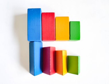 Beyaz arka planda tuğla blok oyuncakları seti