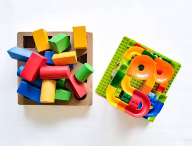 Beyaz arka planda tuğla blok oyuncakları seti