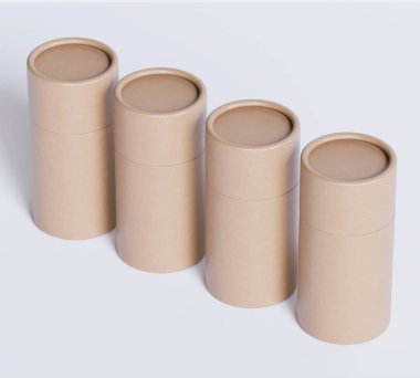 Kahverengi kağıt tüp modelleri beyaz arka planda izole edildi. Boş el işi karton dairesel gerçekçi tüp dokusu. Ürün markalaşması için kapaklı silindirik bir kap