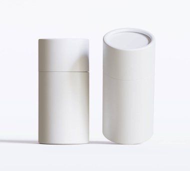 Beyaz kağıttan tüp modelleri beyaz arka planda izole edildi. Boş el işi karton dairesel gerçekçi tüp dokusu. Ürün markalaşması için kapaklı silindirik bir kap