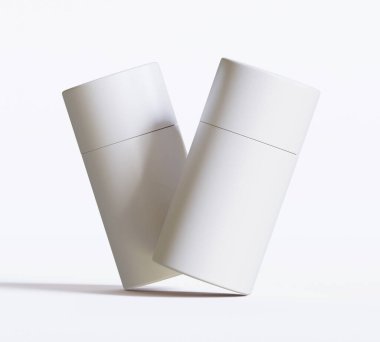 Beyaz kağıttan tüp modelleri beyaz arka planda izole edildi. Boş el işi karton dairesel gerçekçi tüp dokusu. Ürün markalaşması için kapaklı silindirik bir kap