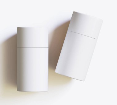 Beyaz kağıttan tüp modelleri beyaz arka planda izole edildi. Boş el işi karton dairesel gerçekçi tüp dokusu. Ürün markalaşması için kapaklı silindirik bir kap