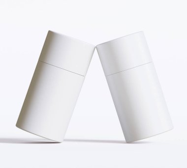 Beyaz kağıttan tüp modelleri beyaz arka planda izole edildi. Boş el işi karton dairesel gerçekçi tüp dokusu. Ürün markalaşması için kapaklı silindirik bir kap