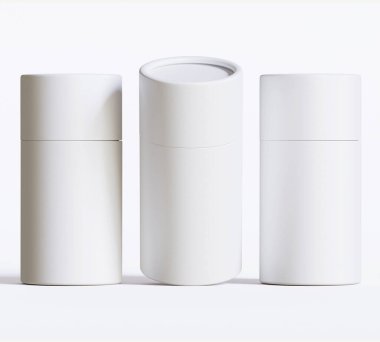 Beyaz kağıttan tüp modelleri beyaz arka planda izole edildi. Boş el işi karton dairesel gerçekçi tüp dokusu. Ürün markalaşması için kapaklı silindirik bir kap