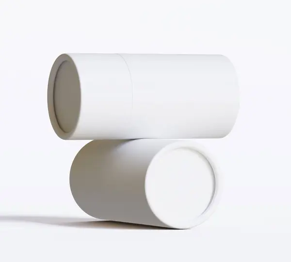 Beyaz kağıttan tüp modelleri beyaz arka planda izole edildi. Boş el işi karton dairesel gerçekçi tüp dokusu. Ürün markalaşması için kapaklı silindirik bir kap
