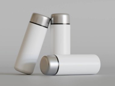 Yalıtılmış şişe ya da bardak suyu izole edilmiş arka plan