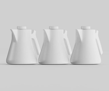 Bir ürün olma olasılığı yüksek olan üç beyaz şişe, nötr gri arka planda yatay bir sırada dizilmiştir. Şişelerin eşsiz bir şekli ve şekli var, sapları var. Işıklandırma eşit ve nötr, temiz bir görünüm yaratıyor. Profesyonel için harika.