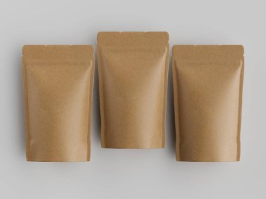 Üç açık kahverengi kağıt keseyi kaldırır. Paketleme ya da yiyecek için idealdir. Keseler, basit ve sağlam tasarımlarını sergilemek için tarafsız bir arkaplanda yatay bir sıraya dizilmiştir. Işıklandırma nötr ve genel olarak, bir profosyon yaratır.