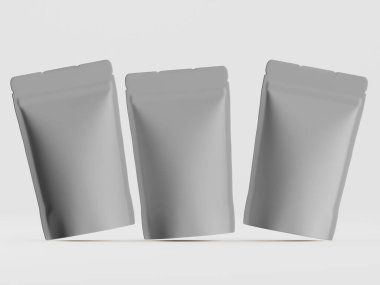 Stüdyoda açık gri arka planda üç adet gri paket paketi sunuluyor. Kese, kahve, çay veya aperatif gibi yiyecek ürünleri için gibi görünüyor. Keseliler dinamik ve hafifçe eğimli bir şekilde yerleştirilmiş.