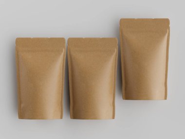 Açık gri bir yüzeye dizilmiş üç açık kahverengi kağıt kesesi ürün ambalajlama kavramını akla getiriyor. Keseler pürüzsüz, bir parça mat kağıdından yapılmış gibi görünüyor. Işıklandırma eşit ve genel olarak tarafsız, profesyonel bir görünüm yaratıyor.. 