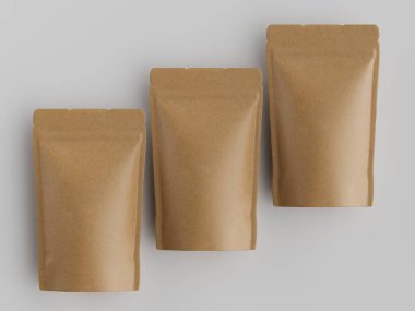 Tarafsız bir arkaplanda yatay sıraya dizilmiş üç açık kahverengi kağıt kesesi var. Kese basit bir tasarıma sahip ve yiyecek veya diğer ürünler için paketlenmiş gibi görünüyor. Onlar nötr renk paleti ile iyi ışıklandırılmış, modern bir...