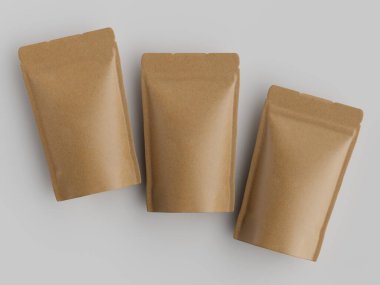 Tarafsız gri bir yüzey üzerinde üç açık kahverengi kağıt kesesi yatay bir çizgide düzenlenir. Kesesinde hafif desenli, mat kaplama ve üstü ve altı mühürlü. Aydınlatma düz ve tepede, sert gölgeler yok. Mini bir tarzı var.