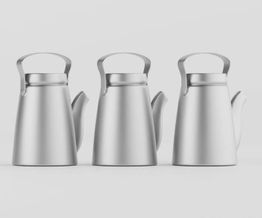 Açık gri arka planda yatay sırada dizilmiş üç modern gümüş çaydanlık. Çaydanlıklar pürüzsüz ve minimalist, basit sapları ve kapakları var. Işıklandırma, metalin pürüzsüz yüzeyini vurguluyor. Görüntü suita.