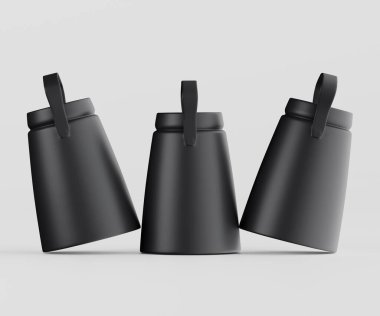 Deri saplı üç siyah silindirik kap açık gri arka planda gösteriliyor. Modern, minimalist bir tarzla hafif bir eğimle sunulurlar. Işıklar eşit ve odak noktası nesnelerin şekilleri ve dokuları.. 