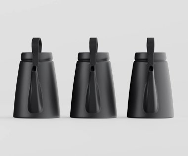 Tarafsız bir arkaplanda üç siyah çaydanlık ya da kahve demliği sergileniyor. Tencerelerin bir mat kaplaması, alevli tabanlı silindirik bir gövdesi ve deri sapları var. Işıklandırma düz yüzeyleri ve kıvrımları vurguluyor. Görüntü 