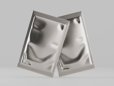 Hafifçe örtüşen iki gümüş folyo kesesi tarafsız bir arkaplanda sunuluyor. Kesesinin buruşuk, buruşuk bir dokusu var ve pürüzsüz metalik yüzeyleri ışığı yansıtıyor. Görüntü stüdyo çekimi ve iyi ışıklandırılmış, moc için ideal.