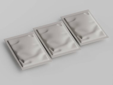 Üç açık gri, hafif buruşmuş plastik yiyecek kesesi arka arkaya dizilir. Keseler pürüzsüz, yüzeylerinde yumuşak, buruşuk bir doku var. Kese düz, açık gri bir zemin üzerine yerleştiriliyor, eşit şekilde aydınlatılıyor. Görüntü sui gibi görünüyor.