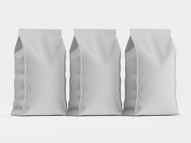 Yatay olarak istiflenmiş üç açık gri kağıt torba, düz beyaz bir zemine karşı sergileniyor. Poşetler pürüzsüz ve boş görünüyor. Aydınlatma eşit ve görünür gölgeler ya da gölgeler yok. Odak noktamız çantalar, onları...