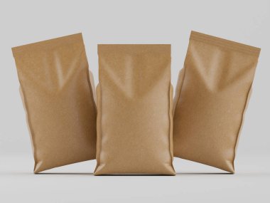 Açık gri arka planda üç kahverengi kese kağıdı sergileniyor. Torbaların pürüzsüz, hafif parlak bir dokusu var. Çantalar dikey ve hafifçe açılı görünüyor. Işıklandırma eşit ve tarafsız. Resim kullanım için uygundur