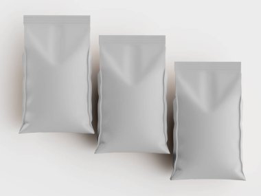 Üç açık gri, dikdörtgen, ambalaj torbası düzenli bir yatay sırada oturur. Poşetler basit, pürüzsüz ve temiz beyaz bir arkaplanda duruyor. Aydınlatma düz ve parlak, ambalajın düz, katı tasarımı vurgulanıyor. 