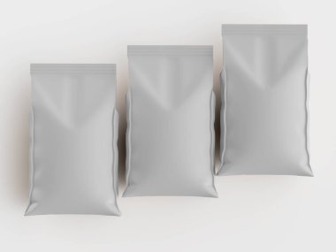 Üç açık gri yiyecek kesesi yatay olarak dizilmiştir. Torbaların pürüzsüz, mat bir dokusu var. Görüntü iyi aydınlatılmış ve arka plan sade, temiz bir görünüm yaratıyor. Paketlemede veya besin örneklerinde kullanmak için ideal.